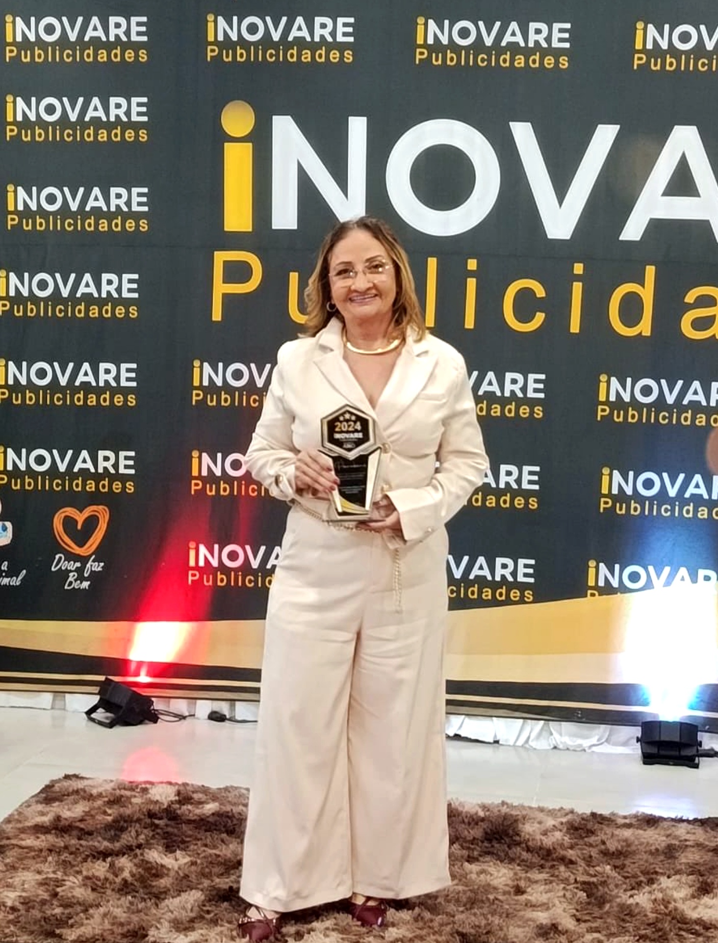 Dra. Mônica recebendo o prêmio Inovare 2024